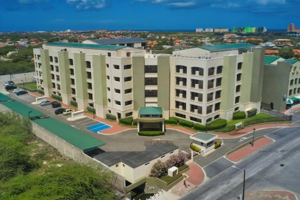Spacious Condo With Private Terrace & Pool 棕榈滩