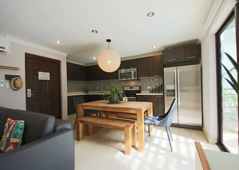 Spacious Condo With Private Terrace & Pool 棕榈滩